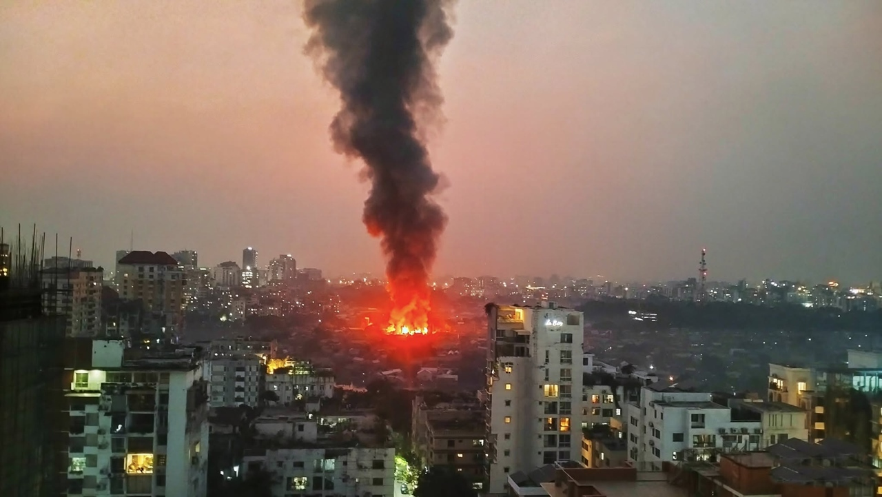 কড়াইল বস্তিতে ভয়াবহ আগুন, পানি সংকটে নিয়ন্ত্রণ ব্যাহত image