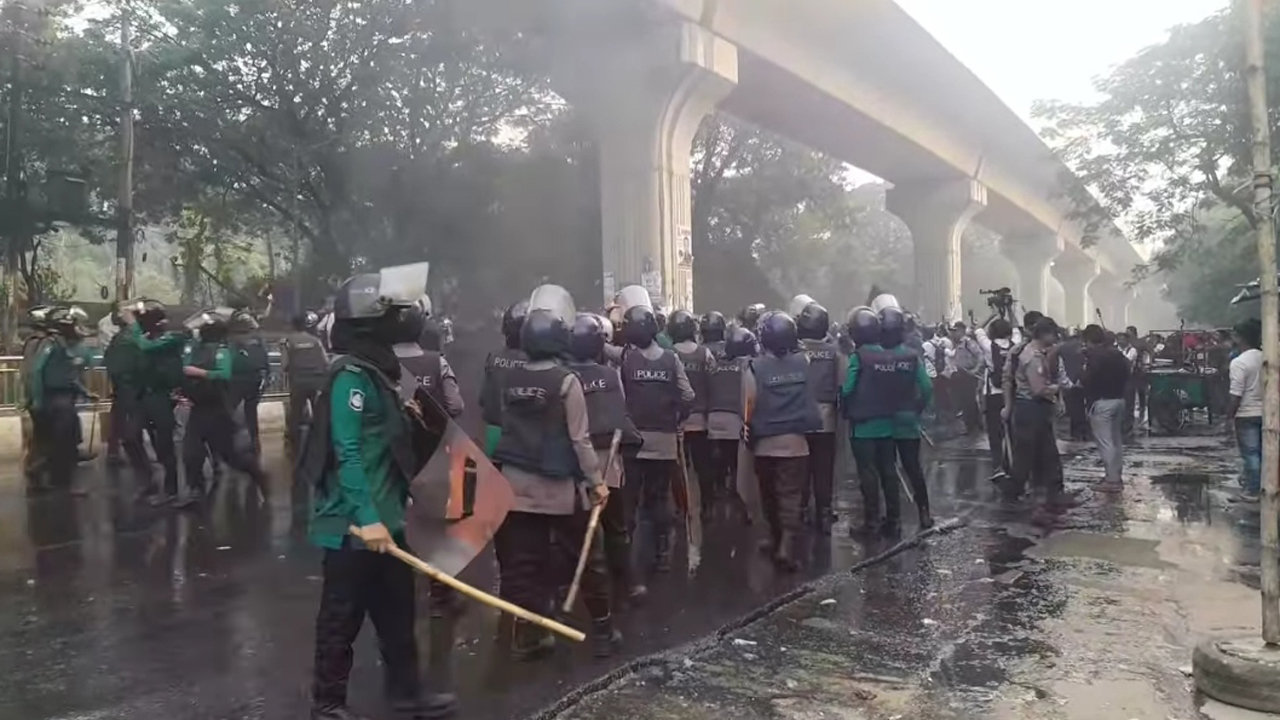 ৪৭তম বিসিএস লিখিত পেছানোর দাবিতে শাহবাগে ধাওয়া–পাল্টা ধাওয়া image