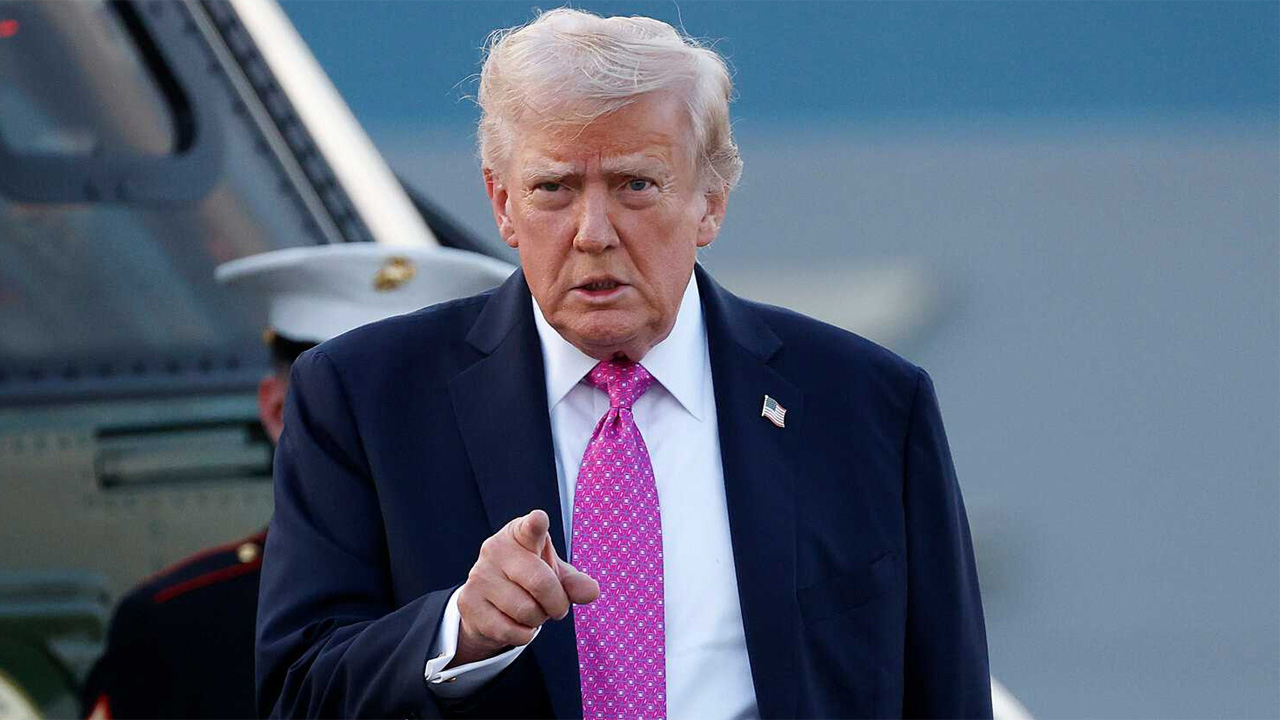 ইরানের সঙ্গে বাণিজ্যে জড়িত দেশগুলোর ওপর সেকেন্ডারি শুল্ক আরোপের নির্বাহী আদেশে স্বাক্ষর ট্রাম্পের image